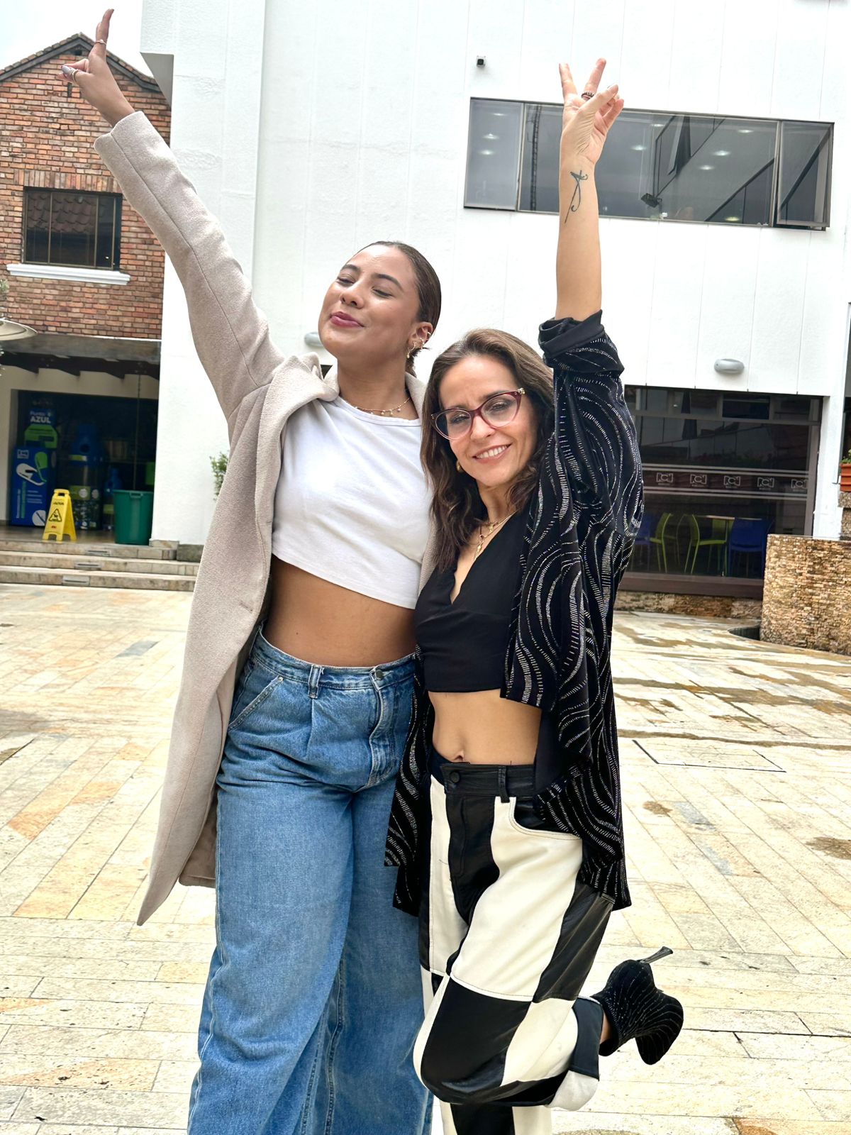 Lina Marcela Pérez con artistas y en cobertura (8)